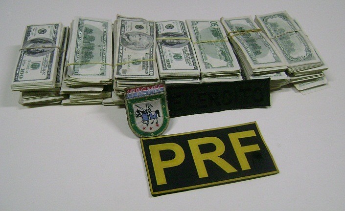 PRF apreendeu 260 mil dólares - cerca de R$ 530 mil  (Foto: PRF/Divulgação)