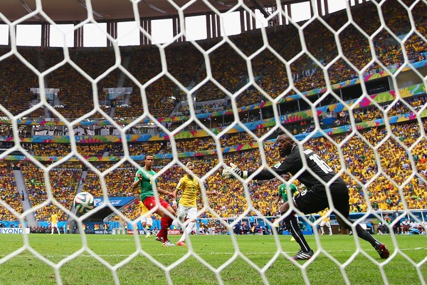 O toque sutil de Neymar deixou sem ação o goleiro Itandje (Camarões) no primeiro gol do Brasil na vitória do Brasil sobre a equipe africana por 4 a 1 (Foto: Getty images)