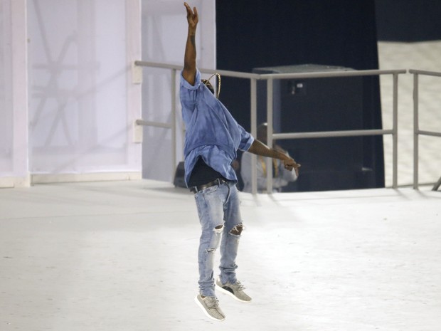 Kanye West se apresenta na cerimônia de encerramento dos Jogos Pan-Americanos em Toronto, no Canadá (Foto: Geoff Burke/ Reuters)
