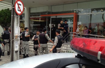 Policiais do 1° Batalhão foram chamado até o banco no Parque Solon de Lucena (Foto: Walter Paparazzo/G1)