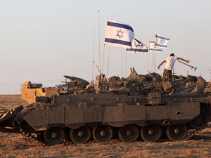 26/7: Veículo armado israelense se posiciona na fronteira entre Israel e a Faixa de Gaza (Foto: Gil Cohen-Magen/AFP)