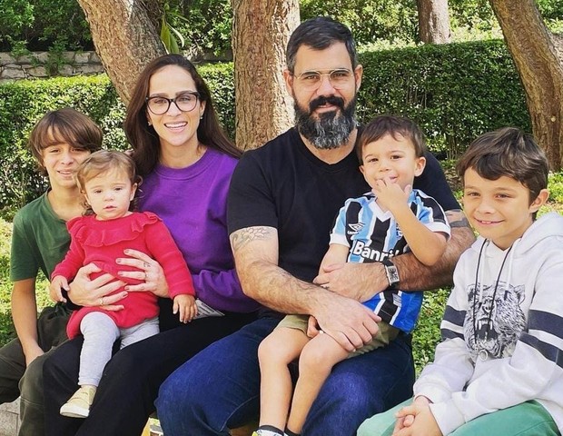 Letícia e Juliano Cazarré com os filhos (Foto: Instagram)