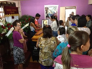 Corpo da jovem foi velado em uma caixão lacrado, na casa de uma tia dela, em Paraíso do TO (Foto: Jesana de Jesus/G1)