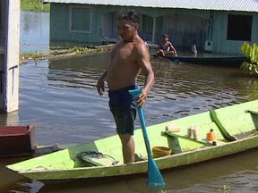 Transporte feito por canoa em município no Amazonas (Foto: Reprodução/ TV Amazonas)