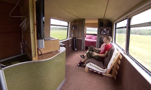 Daniel Bond e Stacey Drinkwater compraram um ônibus de dois andares por 3 mil libras e o transformaram em casa (Foto: BBC)