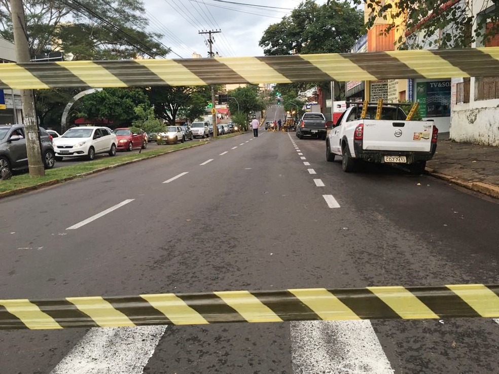 Circulação de veículos foi impedida no quarteirão entre as ruas Álvares Machado e Francisco de Paula Goulart (Foto: Stephanie Fonseca/G1)