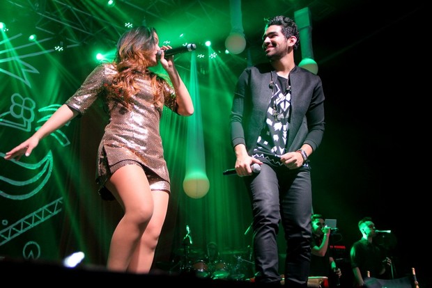 Anitta e Dilsinho no palco (Foto: Rodrigo dos Anjos / AgNews)