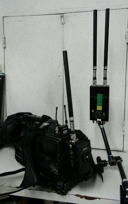 Micro-link, novo equipamento adquirido pela TV Tribuna, instalado em uma câmera para demonstração (Foto: Eder Pin)