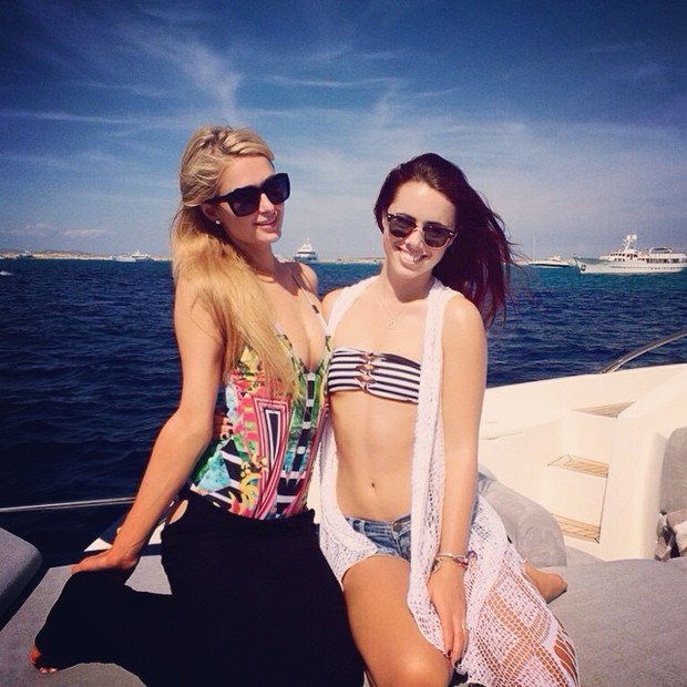 Paris Hilton com amiga em praia de Formentera, na Espanha (Foto: Instagram/ Reprodução)