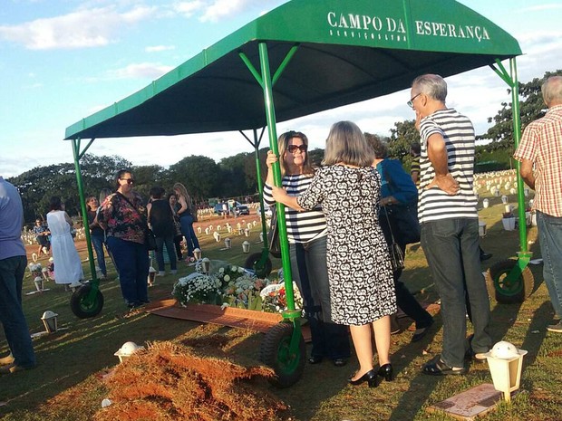 Enterro de Marlen Haddad Ferreira na tarde desta sexta-feira (22) no cemitério Campo da Esperança, em Brasília (Foto: Fernando Caixeta/G1)
