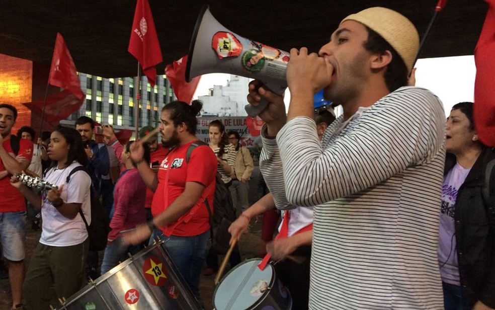 Manifestantes protestam na Avenida Paulista em defesa de Lula (Foto: Vivian Reis/G1)