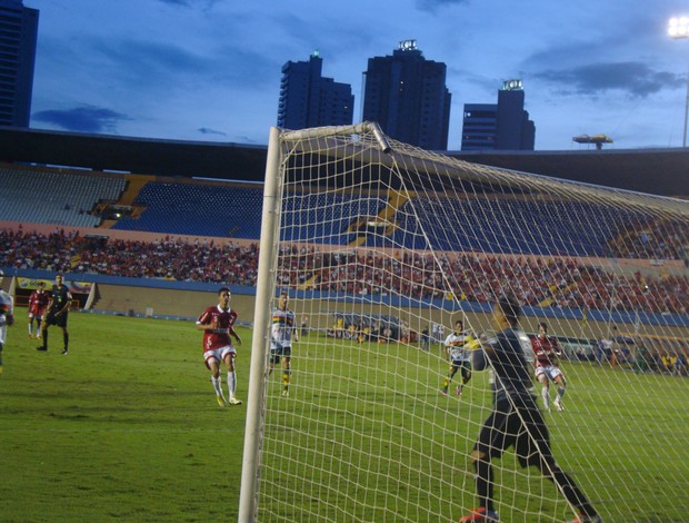 Sampaio e Vila Nova jogando pela Série C no Serra Dourada (Foto: Afonso Diniz/Globoesporte.com)