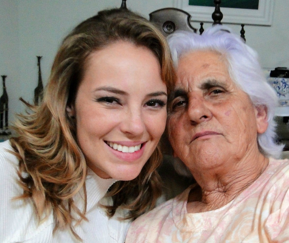 Paolla Oliveira com a avó Dona Flora em Guapiara (Foto: Arquivo / TV TEM - paolla_com_avo_flora_1