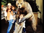 Alessandra Ambrósio faz pose com os filhos ao lado de estátua de urso