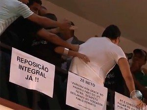 Houve confusão, e dois servidores foram retirados da sessão (Foto: Reprodução/TV Bahia)