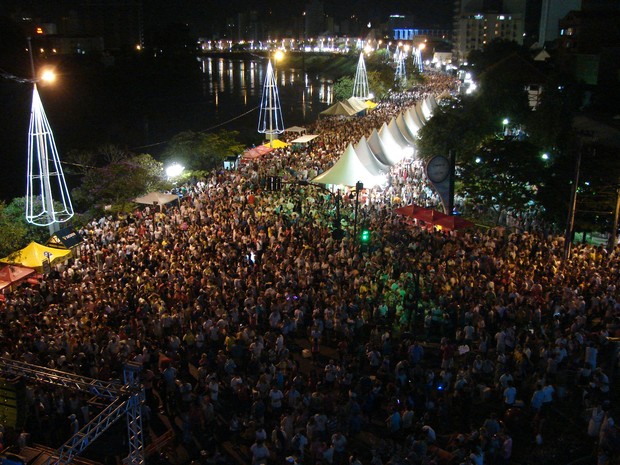 Festa começou às 17h30 em frente ao prédio da prefeitura (Foto: Jaime Batista da Silva/Divulgação)