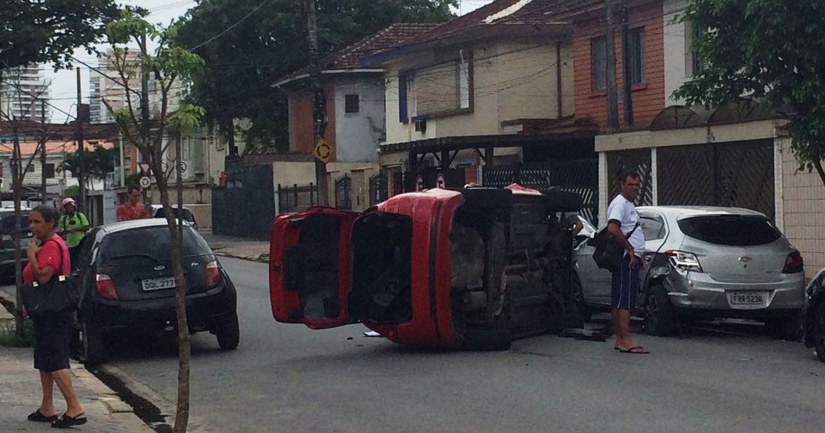 G Carro Capota Ap S Bater Em Ve Culos Estacionados Em Rua De Santos