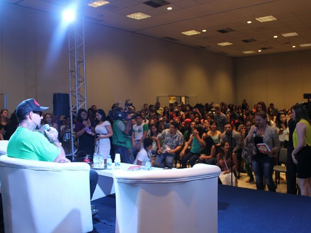 Músico conversou com fãs na Feira do Livro de Manaus (Foto: Girlene Medeiros / G1 AM)