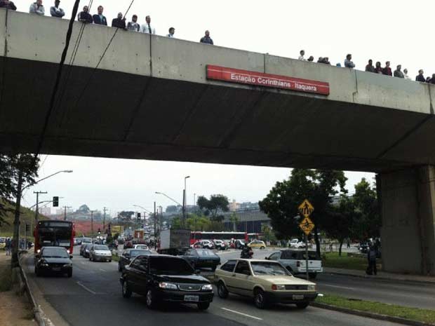 Passageiros acompanham movimentação do alto de viaduto (Foto: Paulo Toledo Piza/G1)