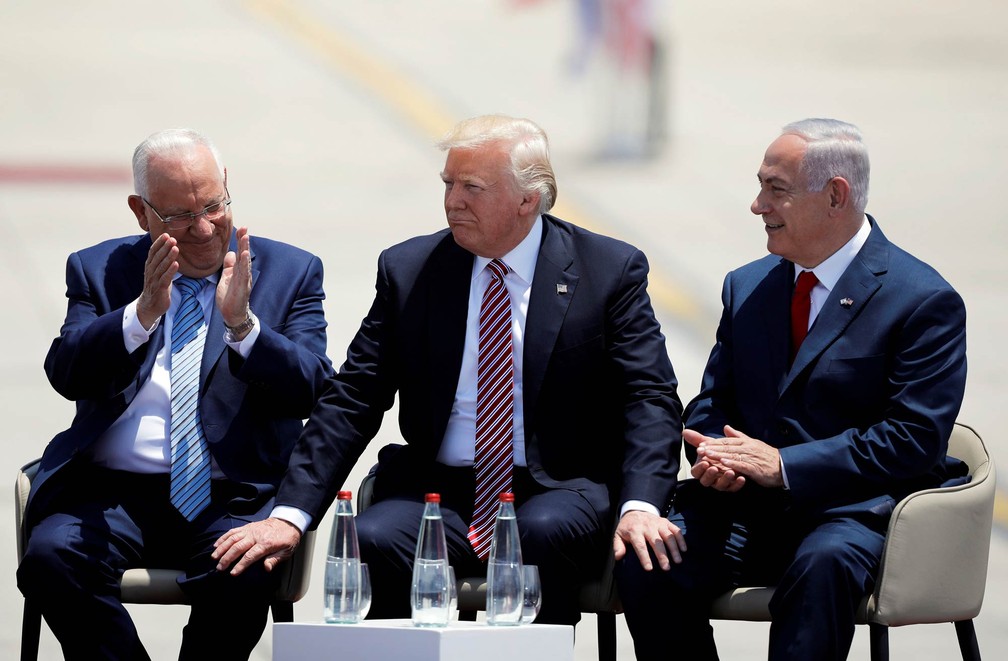 O presidente dos EUA, Donald Trump, senta-se entre o presidente e o primeiro-ministro de Israel, Reuven Rivlin (esq.) e Benjamin Netanyahu, durante cerimônia de boas-vindas após a chegada de Trump ao Aeroporto Internacional Ben Gurion, em Lod, perto de Tel Aviv (Foto: Amir Cohen/Reuters)