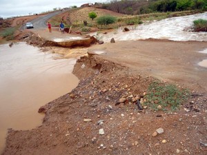 Volume de riacho deixou estrada interditada no município (Foto: Elias Neto/Arquivo Pessoal)