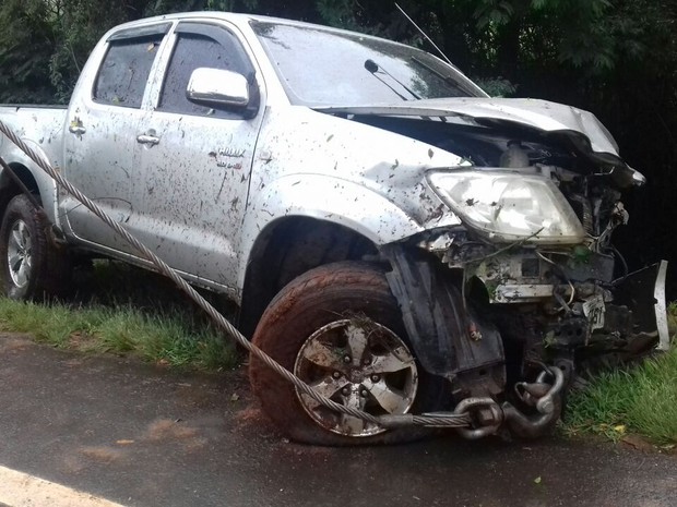 Três adolescentes estavam na Hilux (Foto: Divulgação/PRF)