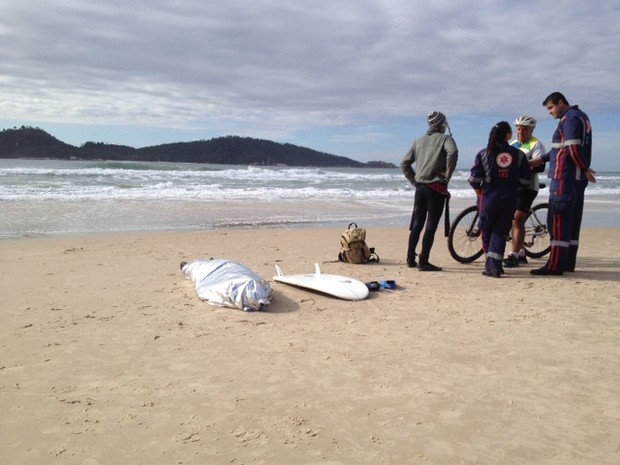 Quando as equipes de salvamento chegaram ao local, surfista já estava morto (Foto: Naim Campos/RBS TV)