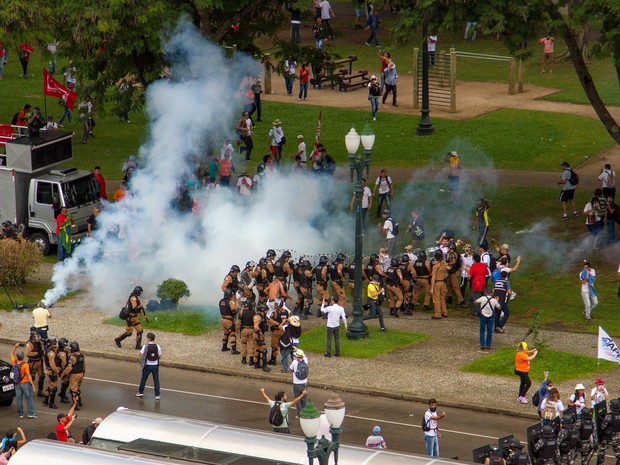 Policiais partem para cima dos professores (Foto: João Guilherme/Agência Pauta)