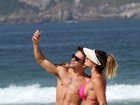 Laura Keller, a ex-Mulher Múmia, se diverte com amigo em praia do Rio