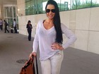 Gracyanne Barbosa posa com blusa transparente e sutiã à mostra 