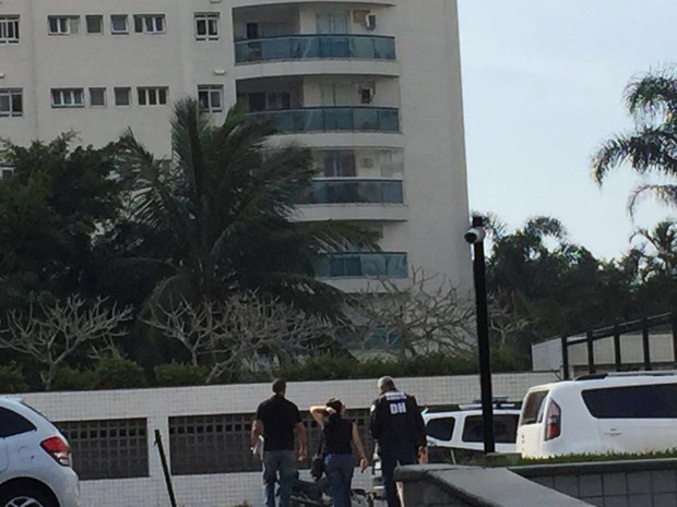 Agentes ficaram no prédio onde família foi achada morta por mais de duas horas no início da tarde desta terça (30)mais de  (Foto: Matheus Rodrigues / G1)