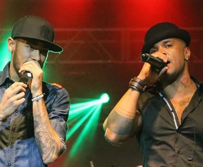O músico dividindo o palco com Neymar (Foto: Thiago Freitas)