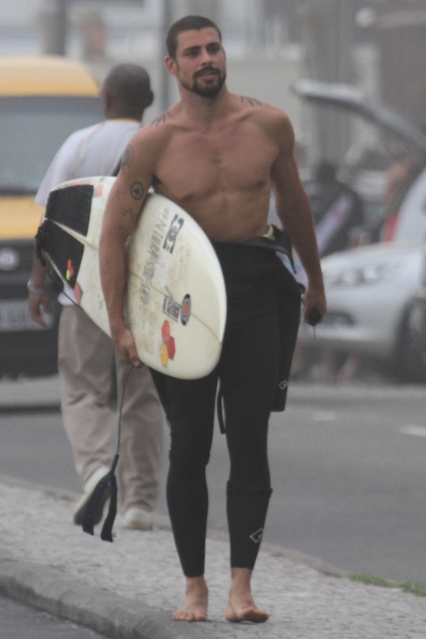 Cau Reymond na praia (Foto: Dilson Silva / Agnews)