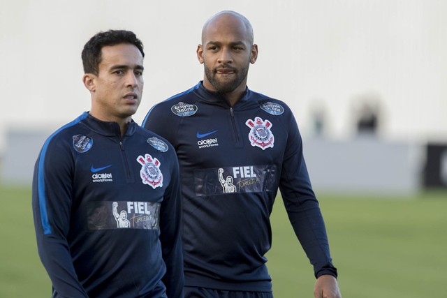 Fortalecido, Jadson volta a treinar faltas no Corinthians e se diz confiante