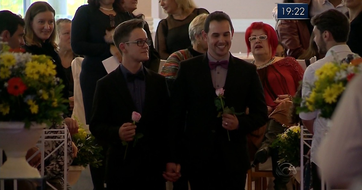G Padres e bispos se negam a abençoar casamento coletivo casal gay notícias em Santa