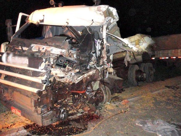 Carreta pegou fogo após bater na traseira de outro veículo (Foto: PRF/Sorriso-MT)