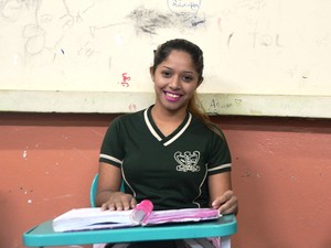 Janaína Ferreira, de 17 anos, pretende as aulas de física (Foto: John Pacheco/G1)