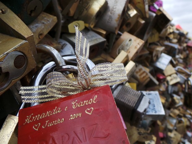 Desde o ano passado, é proibido pendurar cadeados à ponte em Paris (Foto: Amanda Vinhas/ Arquivo Pessoal)