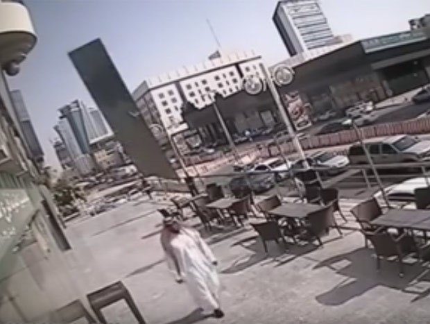 Homem quase foi atingido por painel de vidro que desabou de prédio (Foto: Reprodução/YouTube/يوتيوب توب)