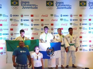 À esquerda, o judoca tocantinense comemora a medalha de bronze nos Jogos Escolares da Juventude (Foto: Marcus Mesquita/Seduc-TO)