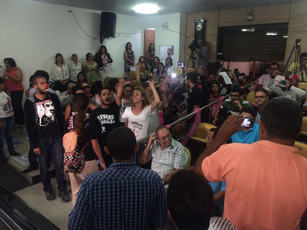Estudantes protestaram contra o aumento dos subsídios dos vereadores de Caruaru (Foto: Reprodução/ TV Asa Branca)