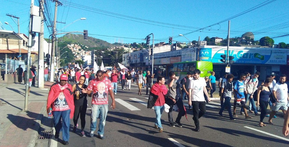 Protesto na Avenida Vitória (Foto: Kaique Dias/ CBN Vitória)