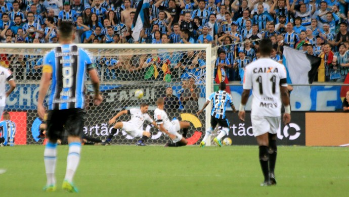 Bolaños marca contra o Atlético-MG (Foto: Diego Guichard)