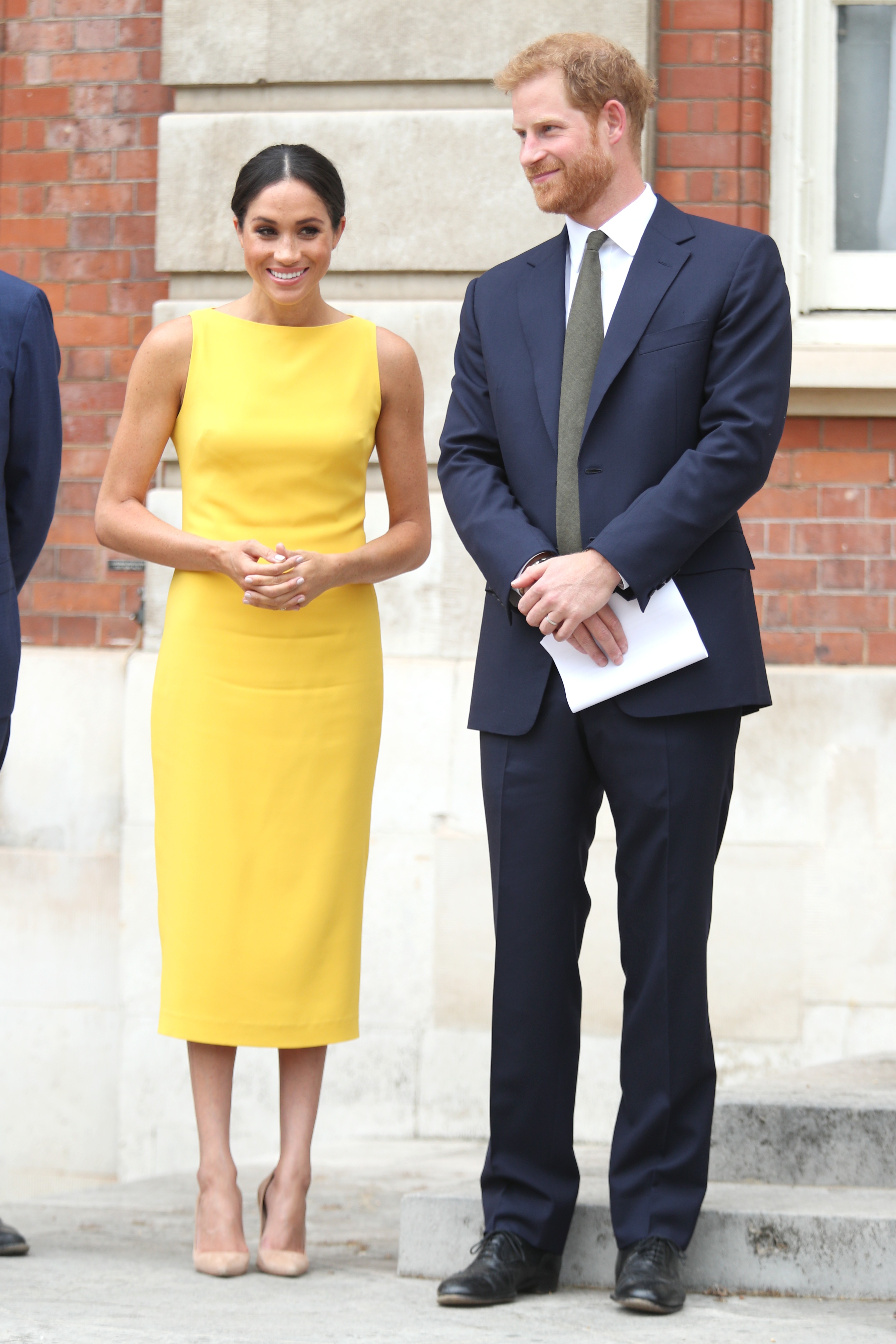 Meghan Markle usou um vestido na cor Gen Z Yellow (Foto: Getty Images) Meghan Markle usou um vestido na cor Gen Z Yellow (Foto: Getty Images)
