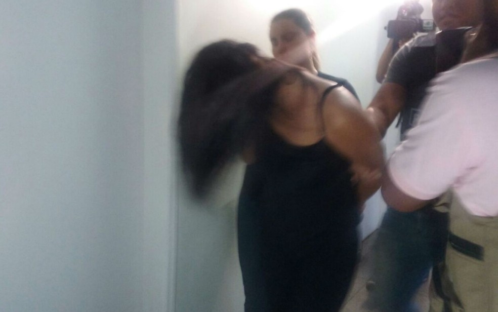 Suspeita de ter participado do crime que matou taxista, se apresentou à 5ª DP, na área central de Brasília (Foto: Yasmim Perna/ G1 DF)