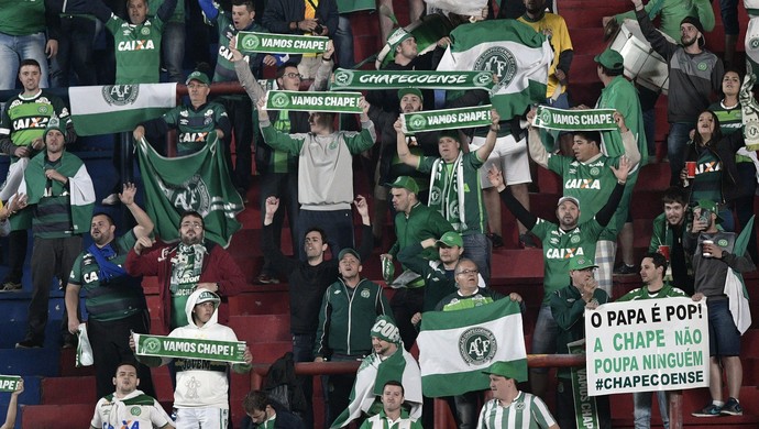 Papa é pop Torcida Chapecoense no Nuevo Gasómetro (Foto: JUAN MABROMATA / AFP) Papa é pop Torcida Chapecoense no Nuevo Gasómetro (Foto: JUAN MABROMATA / AFP)