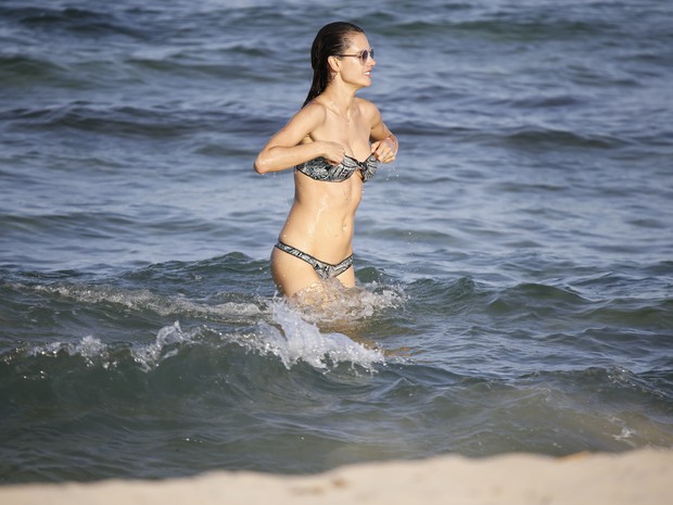 Alessandra Ambrósio em praia em Ibiza, na Espanha (Foto: Grosby Group/ Agência)