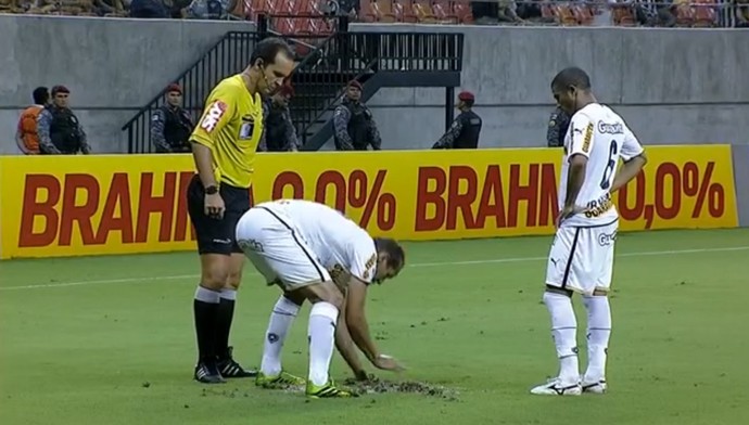 Rodrigo Souto arrumando gramado da Arena Amazônia (Foto: Reprodução/Sportv)