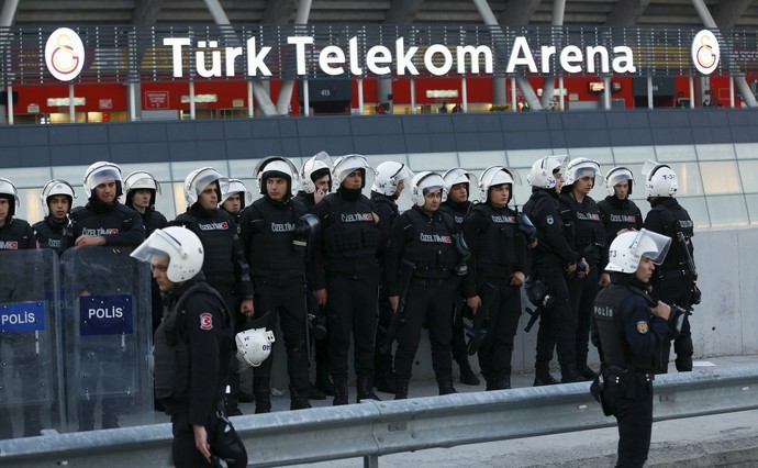 Torcedores deixam estádio após Fenerbahce e Galatasaray ser adiado (Foto: Reuters)