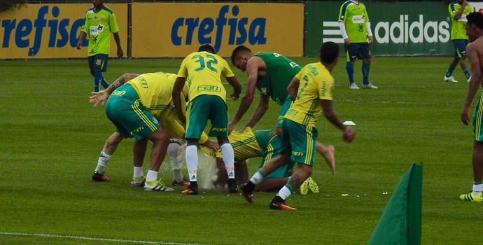 Thiago Santos levou chuva de ovos e farinha após o treino